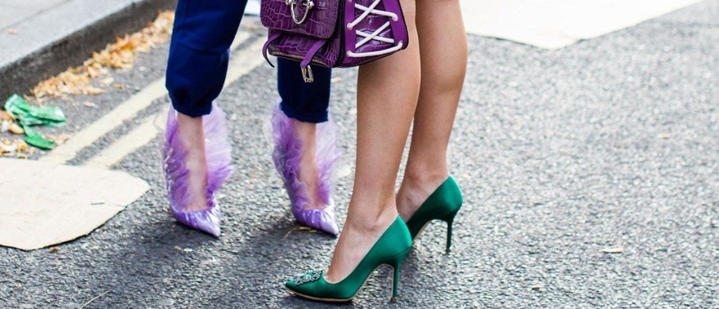 Ο απόλυτος οδηγός για να συνδυάσετε σωστά τα χρωματιστά σας παπούτσια