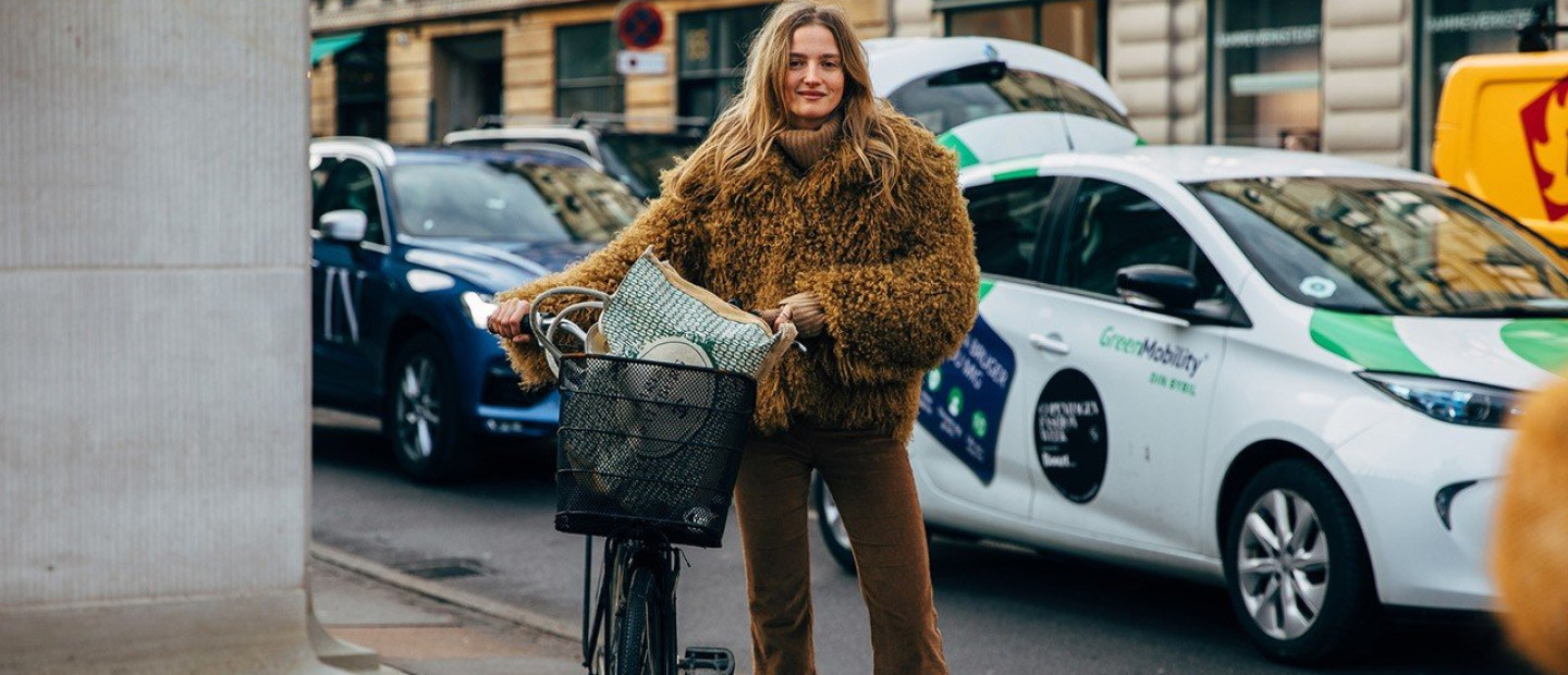 Πώς θα φορέσετε το χρώμα που είναι εξίσου κομψό με το μαύρο 