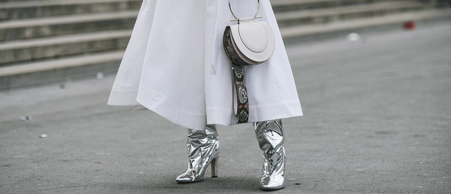Τα μεταλλικά παπούτσια είναι τάση κι εμείς ξέρουμε πώς φοριούνται 