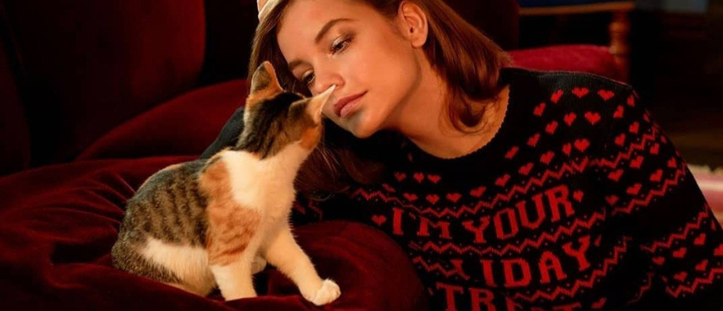 H Barbara Palvin ποζάρει με τα πιο κομψά χριστουγεννιάτικα πουλόβερ 