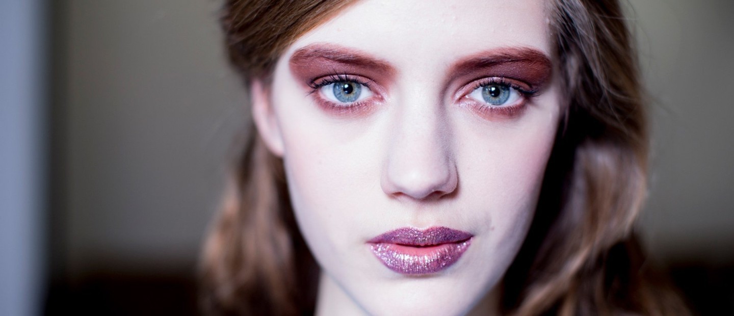 Glitter makeup: Πώς να το υιοθετήσετε και να κάνετε λαμπερές τις εμφανίσεις σας 