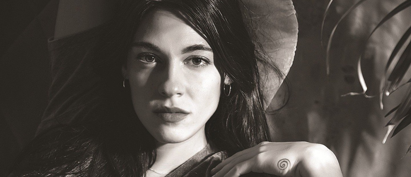 Η ηθοποιός Νίκη Βακάλη μας αποκαλύπτει την αλήθεια της νέας γενιάς καλλιτεχνών 