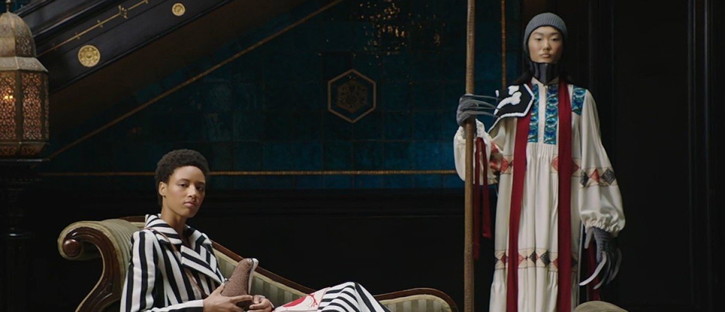 Ο οίκος Loewe δημιούργησε ένα διαφορετικό χριστουγεννιάτικο spot που θα κεντρίσει το ενδιαφέρον σας 