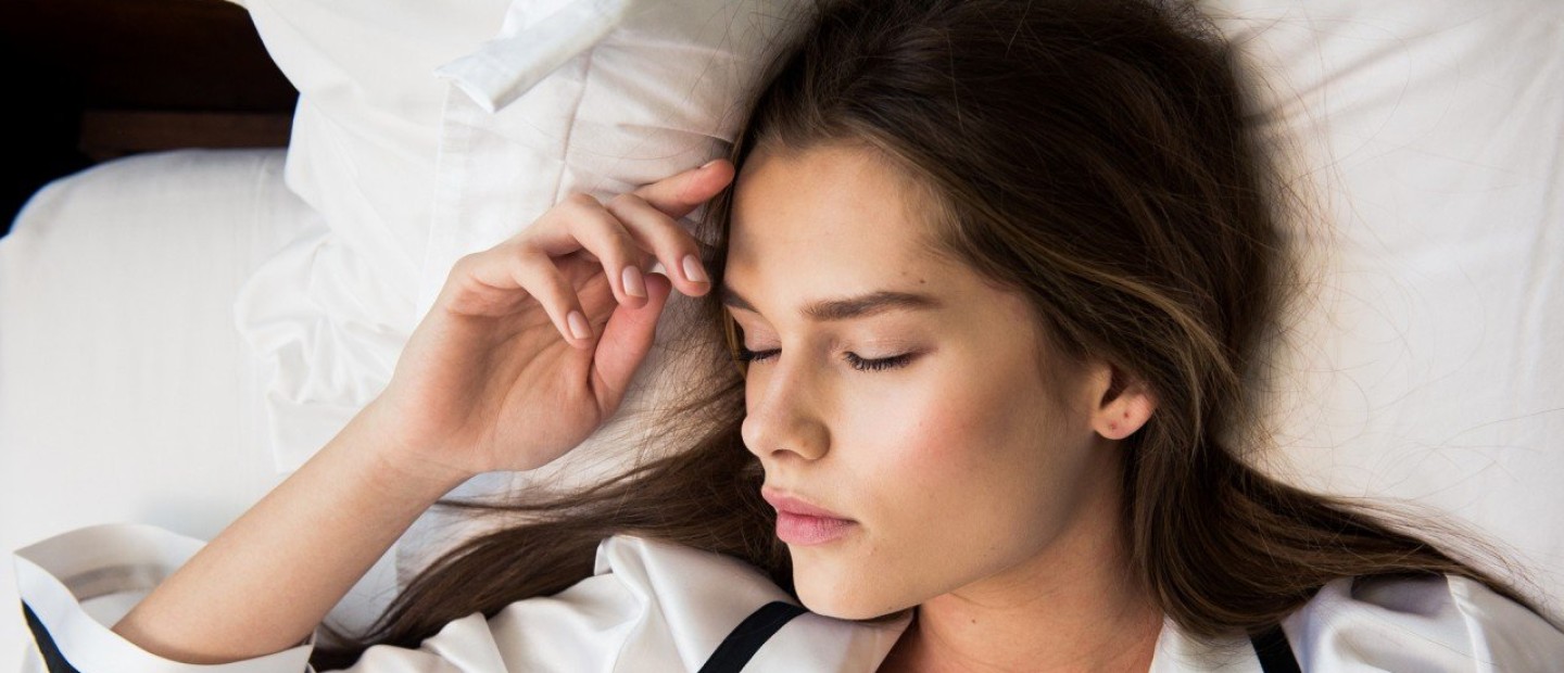 Beauty Sleep: Πώς να προστατέψετε τα μαλλιά σας όσο κοιμάστε