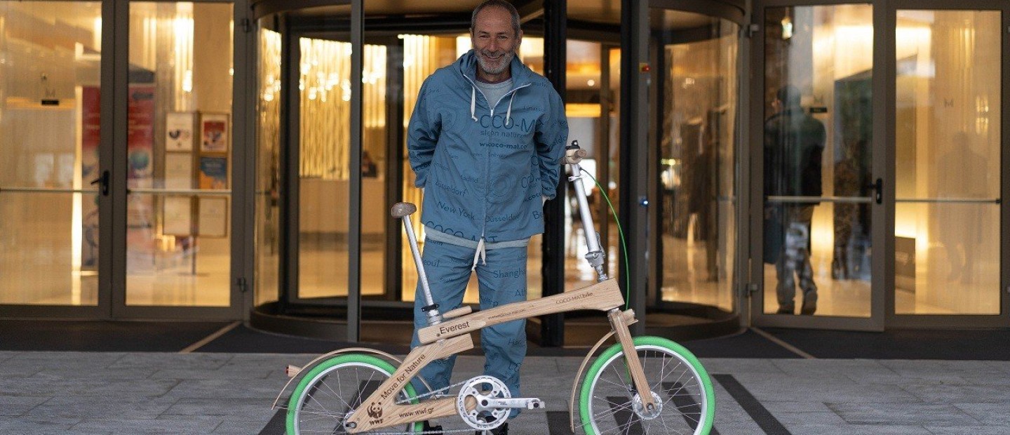 Συναντήσαμε τον ανατρεπτικό επιχειρηματία που θα ανέβει στο Έβερεστ με ένα ξύλινο ποδήλατο 