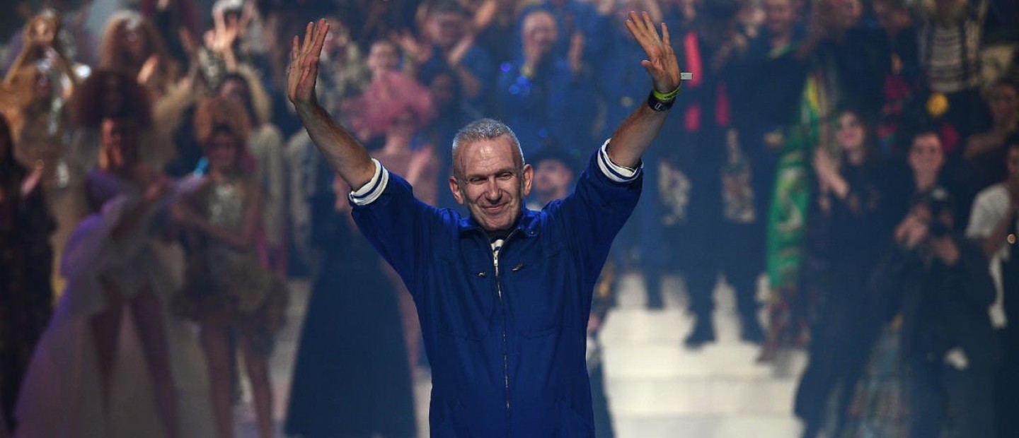 O Jean Paul Gaultier αποχαιρέτισε τον κόσμο της μόδας με μία εντυπωσιακή επίδειξη-party στην καρδιά του Παρισιού 