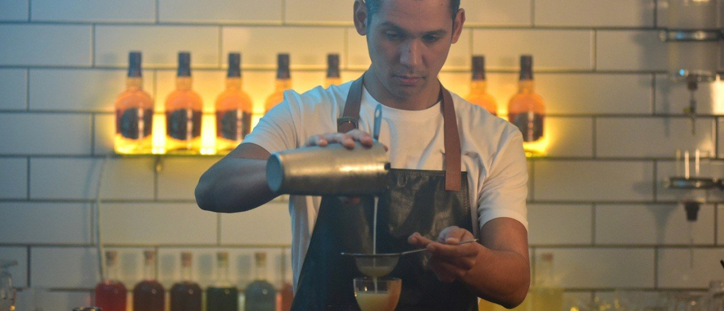 O master chef Σωτήρης Κοντιζάς ταξιδεύει μέχρι τη Σκωτία και μας ετοιμάζει το αγαπημένο του κοκτέιλ