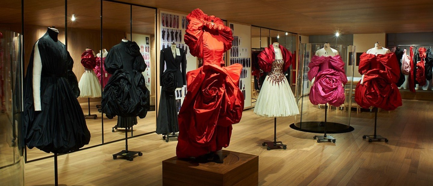 Το αρχείο υφασμάτων του Alexander McQueen γίνεται το καλύτερο eco-conscious δώρο για νεαρούς σχεδιαστές της Μ. Βρετανίας 