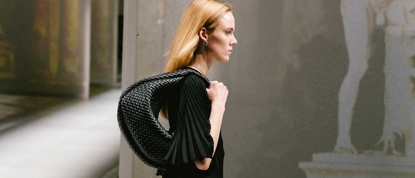 Στο fashion show του οίκου Bottega Veneta εντοπίσαμε την επόμενη it bag των ονείρων μας 