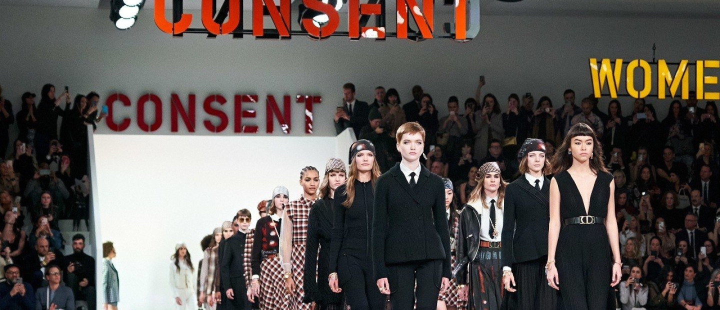 Paris Fashion Week: Ωδή στον γυναικείο δυναμισμό οι νέες συλλογές του οίκου Christian Dior & Saint Laurent 
