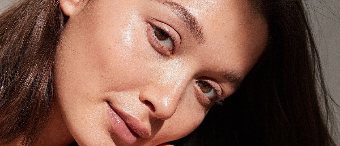 Tο νέο beauty trend που παρέχει με μια κίνηση προστασία από τον ήλιο και αντιγήρανση  