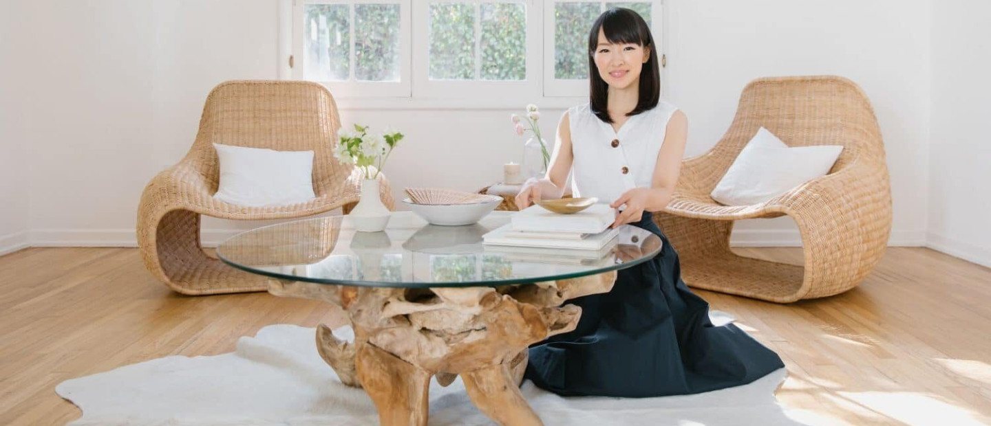 5+1 tricks της Marie Kondo για να οργανώσετε την κουζίνα σας και να την κρατήσετε καθαρή 
