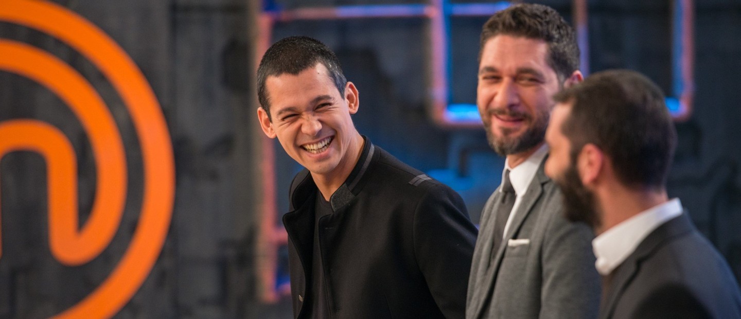 O Σωτήρης Κοντιζάς δημιουργεί την πιο δροσερή και γευστική σαλάτα παρέα με τον Πάνο Ιωαννίδη 