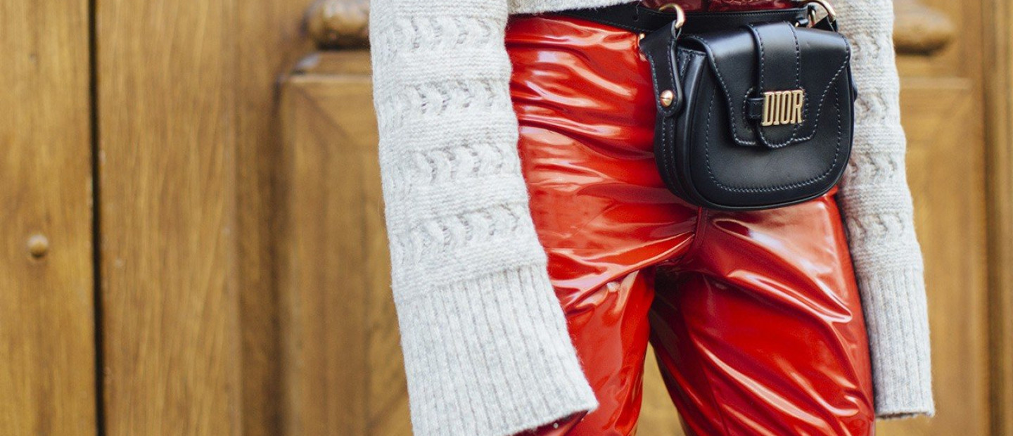 To γυαλιστερό vinyl ύφασμα των 80's επέστρεψε δυναμικά