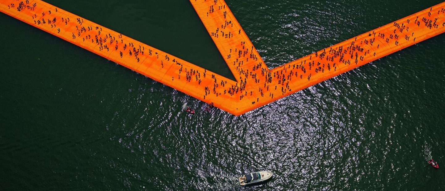 The Floating Piers: Τέχνη που σου επιτρέπει να βαδίζεις στο νερό 