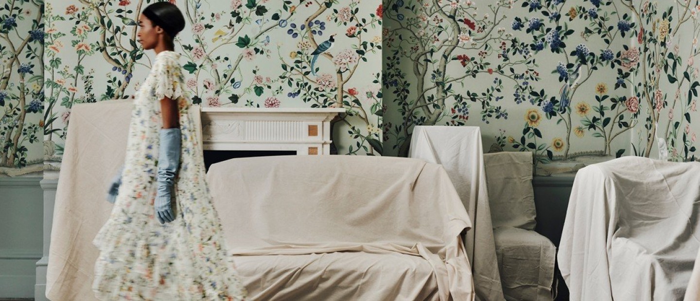 Απολαύστε τη συνεργασία της Erdem + De Gournay και «βυθιστείτε» στον ονειρεμένο κόσμο της μόδας