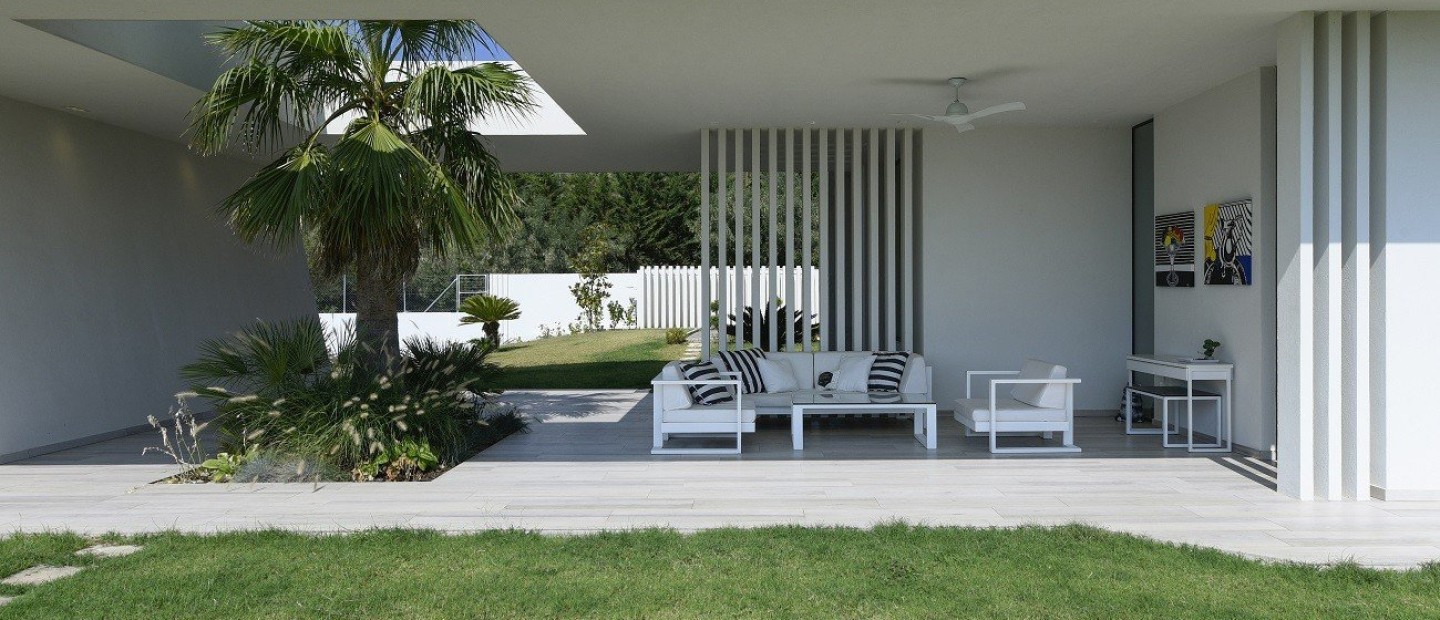 Spring mood on: Mια εξοχική κατοικία στη Χαλκιδική που ποντάρει στην εντυπωσιακή αρχιτεκτονική και τον outdoor σχεδιασμό