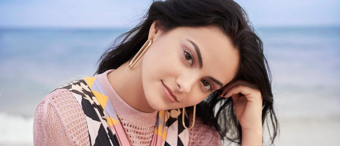 What’s in my bag: Η Camila Mendes μας δείχνει όλα τα πράγματα που δεν αποχωρίζεται φεύγοντας από το σπίτι