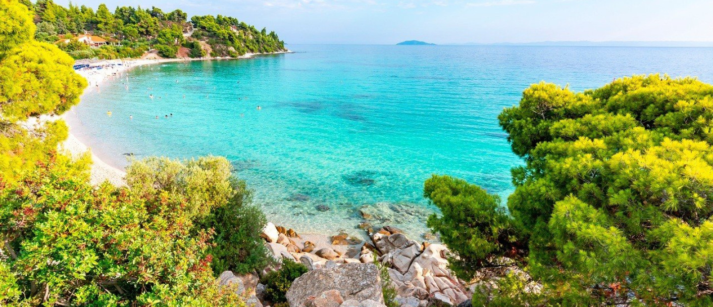 Summer Holidays: 5 παραλίες στη Χαλκιδική με γαλάζια νερά & χωρίς συνωστισμό που ανυπομονούμε να επισκεφτούμε ξανά 