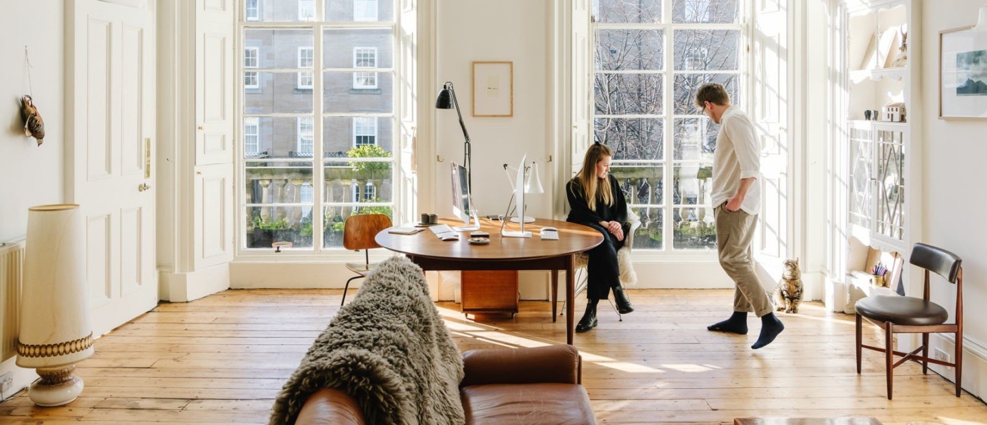 Η Eilidh Izat & ο Jack Arundell μιλούν για φαγητό, αρχιτεκτονική κι εργασία από το σπίτι δείχνοντας το ευάερο διαμέρισμά τους στο Εδιμβούργο