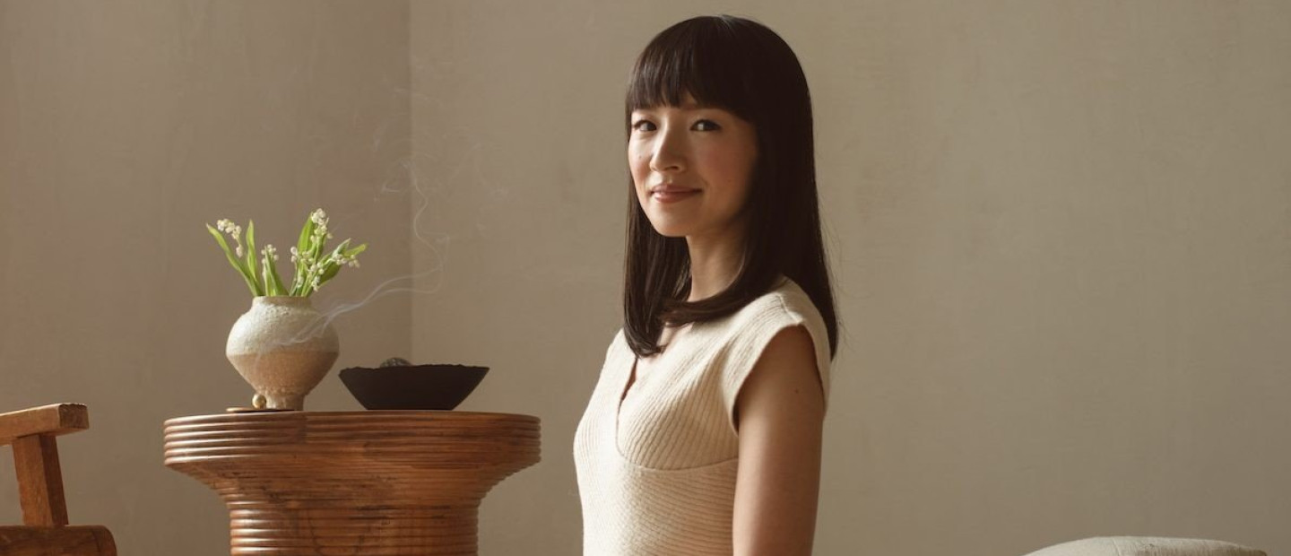 Μάθετε μαζί με την Marie Kondo πώς να διπλώνετε με τον σωστό τρόπο τα basic κομμάτια σας 
