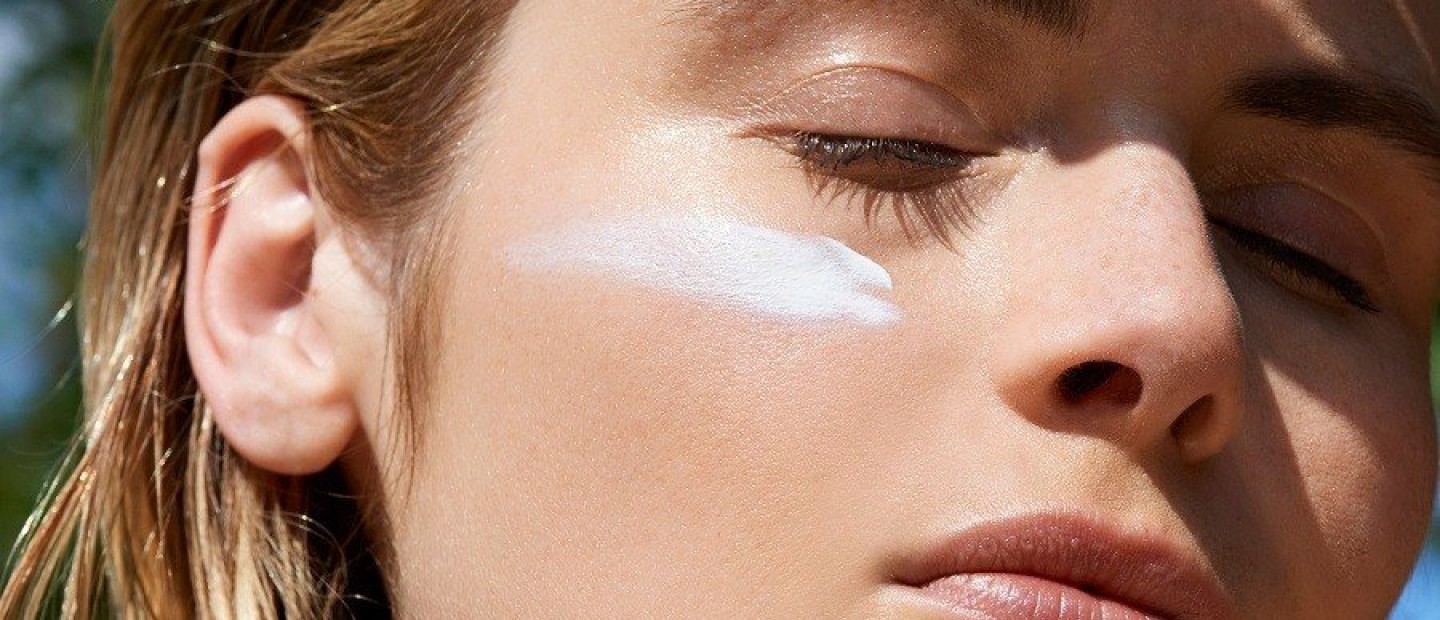 Τα καλύτερα αντηλιακά και self tanners που φέρνουν το καλοκαίρι 