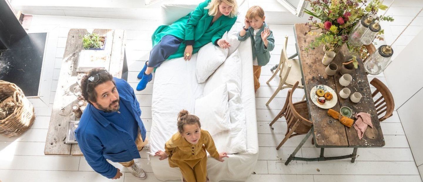 Ένα φωτεινό loft κάτω από μια παριζιάνικη στέγη με old-style decor και γεμάτο γοητεία