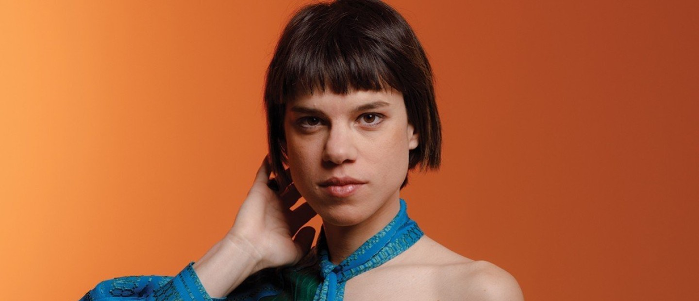 New Age Idol: Ένα νέο τραγούδι και μια πράξη αγάπης εν μέσω lockdown στάθηκαν η καλύτερη αφορμή για να πέσουν τα φώτα, γι' άλλη μια φορά, πάνω στη Monika