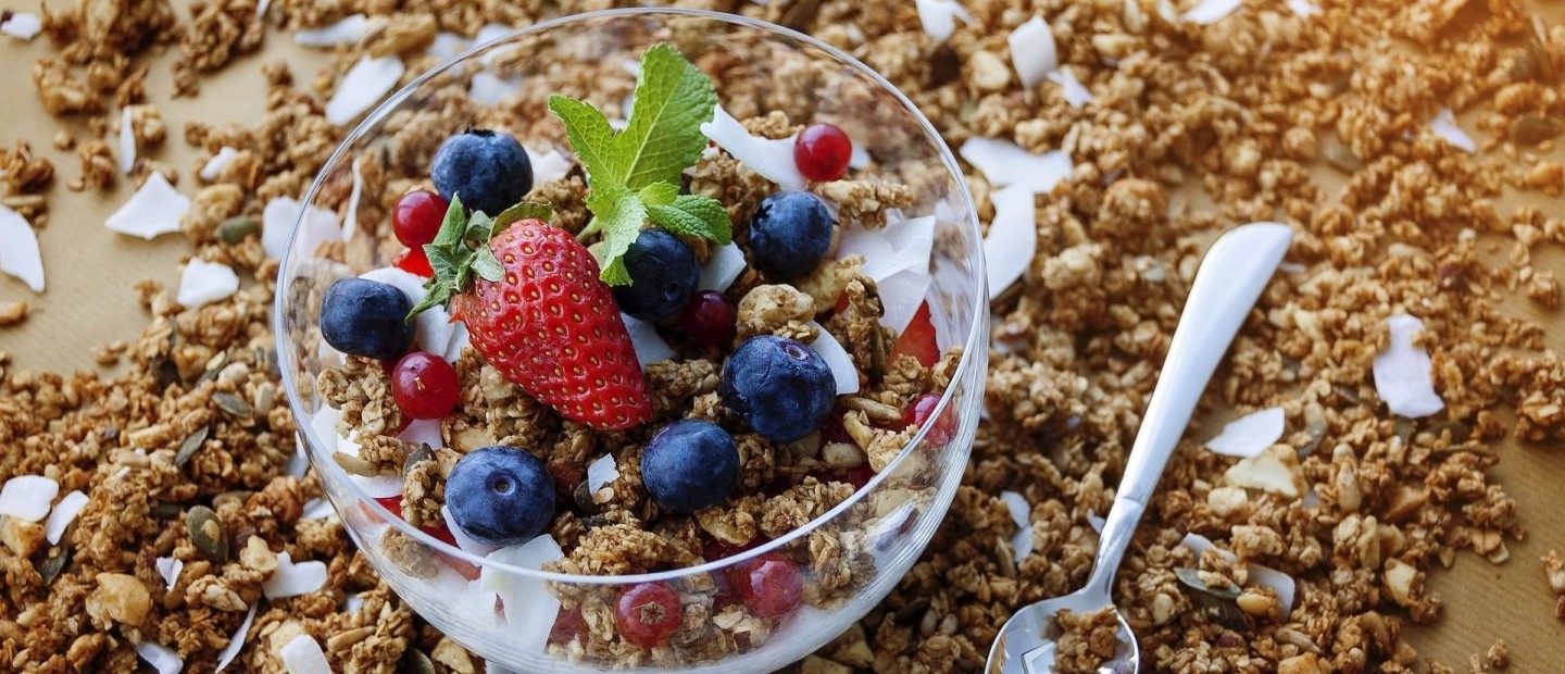 3 συνταγές με βρώμη για ένα πλούσιο πρωινό που θα σας δώσει το κατάλληλο boost για να ξεκινήσετε την ημέρα σας 