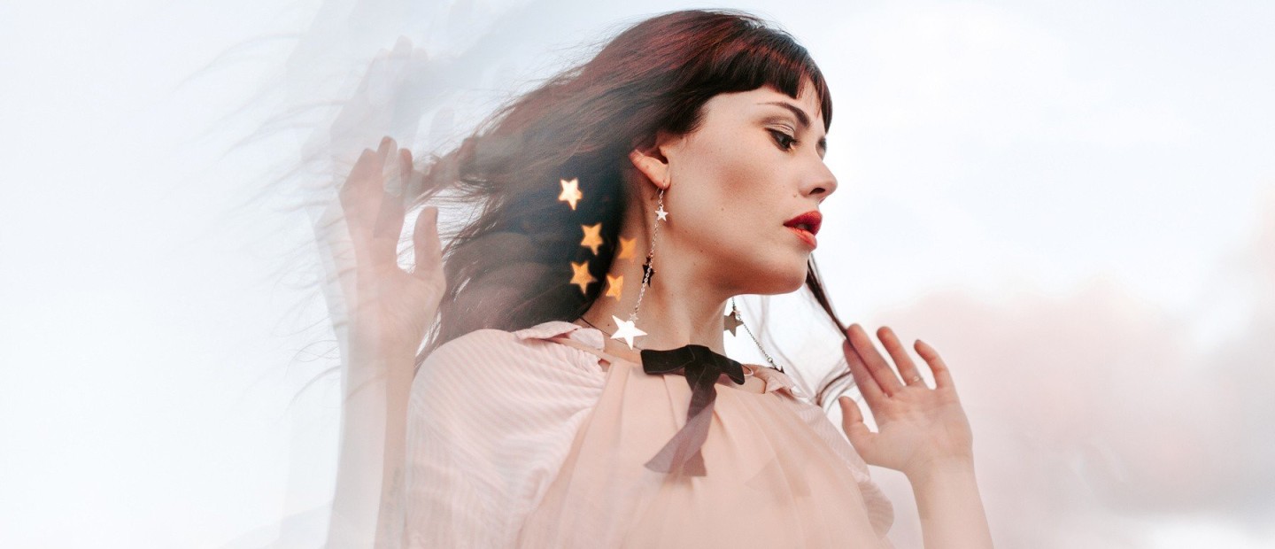 Αλλάξτε αμέσως διάθεση ανανεώνοντας το χτένισμα και το χρώμα των μαλλιών σας σύμφωνα με τις τελευταίες τάσεις 