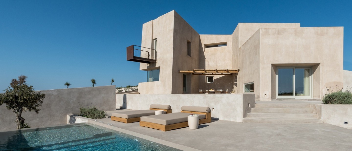Ένα summer house στη Σαντορίνη που αποτελεί ωδή στην αρχιτεκτονική ιστορία του νησιού
