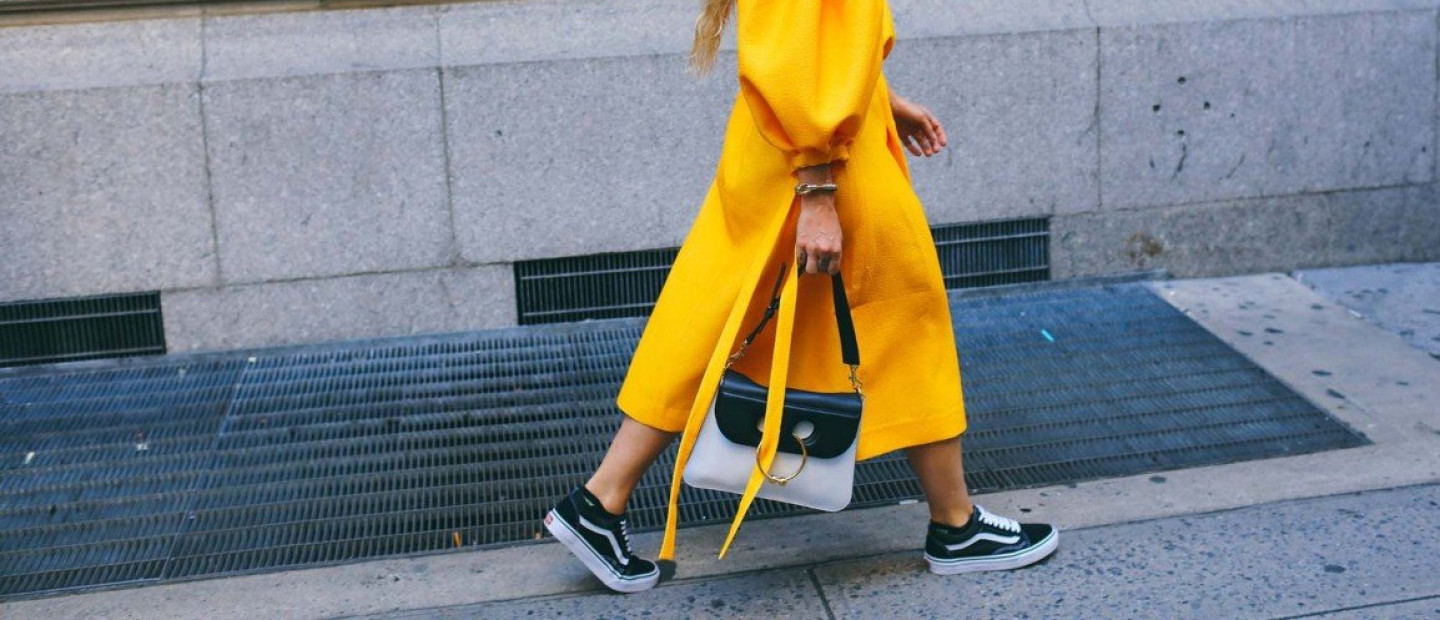 4+1 τρόποι για να συνδυάσετε τα αγαπημένα σας sneakers φέτος το καλοκαίρι 