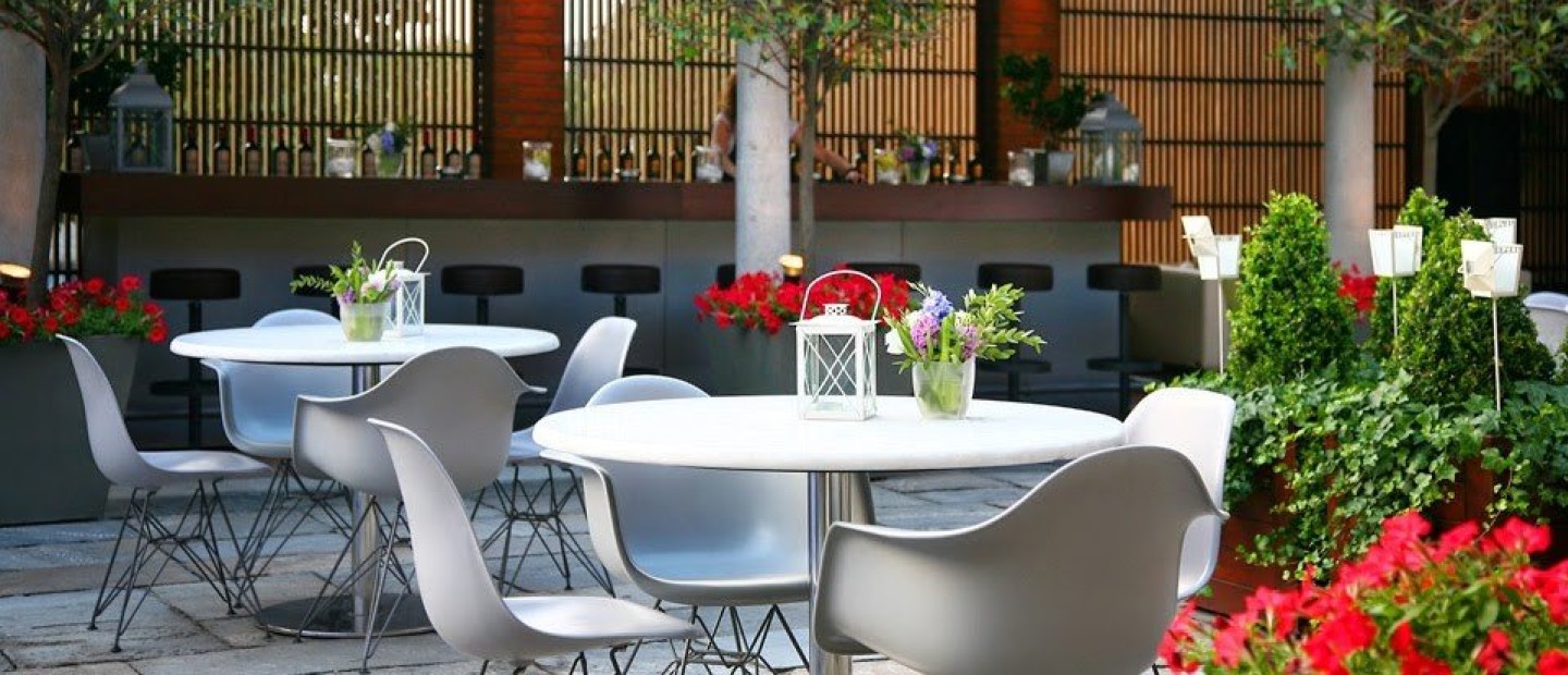 Υποδεχθείτε το καλοκαίρι στις καλύτερες αυλές της Θεσσαλονίκης που θυμίζουν οάσεις δροσιάς 