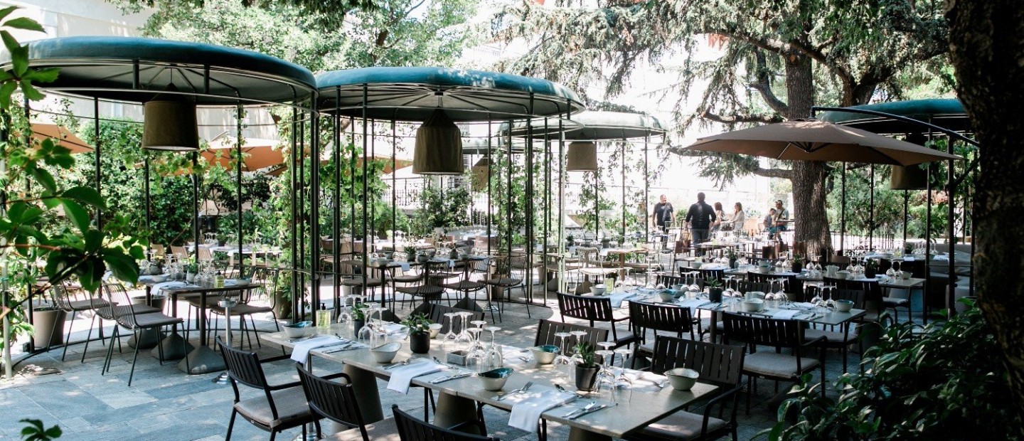 Το ολοκαίνουριο εστιατόριο στον κήπο του Μουσείου Γουλανδρή Φυσικής Ιστορίας είναι η «όαση» του φετινού καλοκαιριού