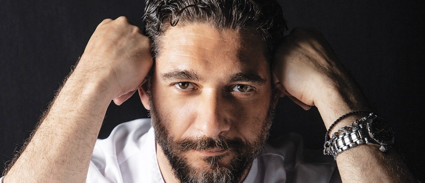 Ο γοητευτικός κριτής του Master Chef, Πάνος Ιωαννίδης, μοιράζεται μαζί μας τις γευστικές του αναζητήσεις, όσα τον συνδέουν με την Θεσσαλονίκη & το δικό του ελληνικό καλοκαίρι