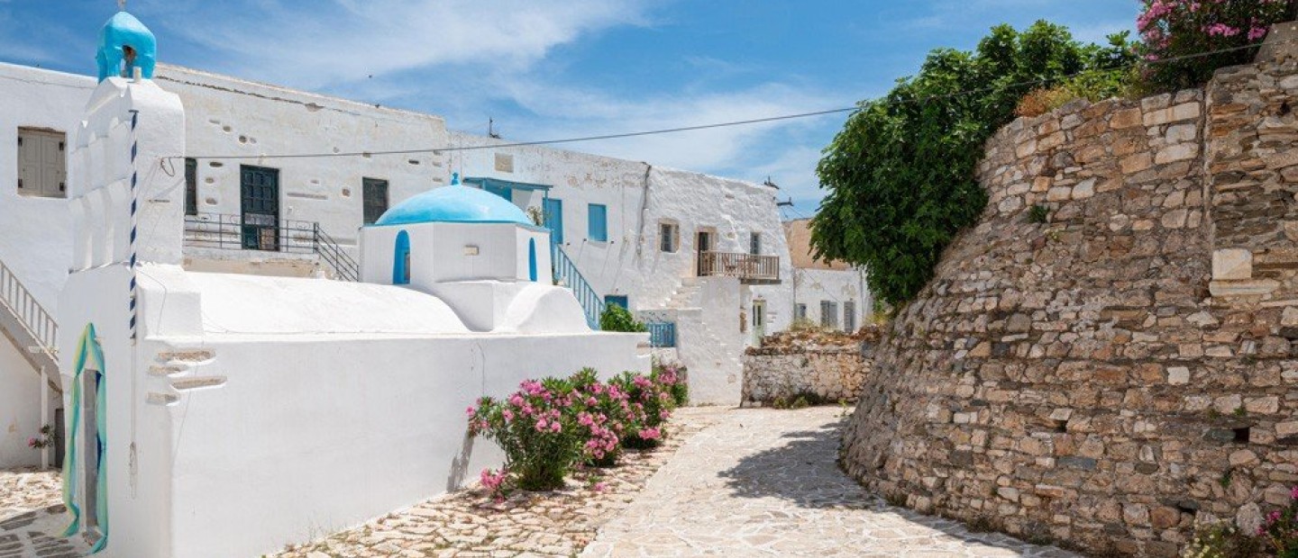 To «Κάστρo» στην Αντίπαρο αποτελεί τον απόλυτο design προορισμό όπου η παράδοση συναντάει τη σύγχρονη αρχιτεκτονική 