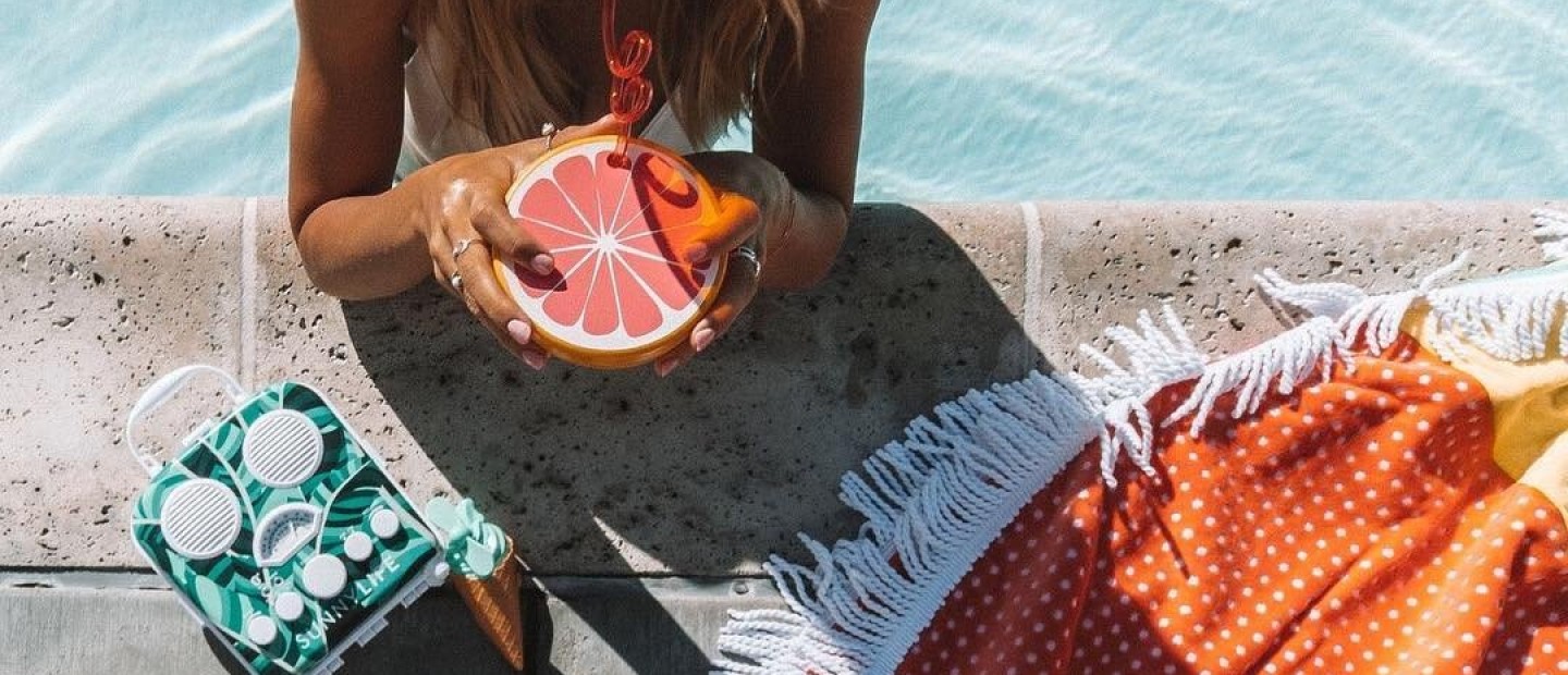 4+1 podcasts για να ακούσετε φέτος στις καλοκαιρινές σας αποδράσεις 