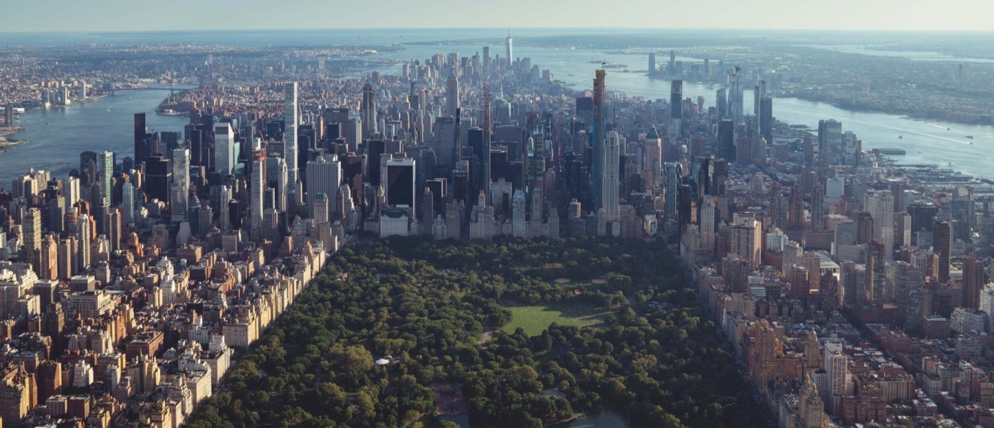 Περιηγηθείτε σε μια ιστορική κατοικία στο Manhattan που συνδυάζει την vintage αισθητική με το σύγχρονο design
