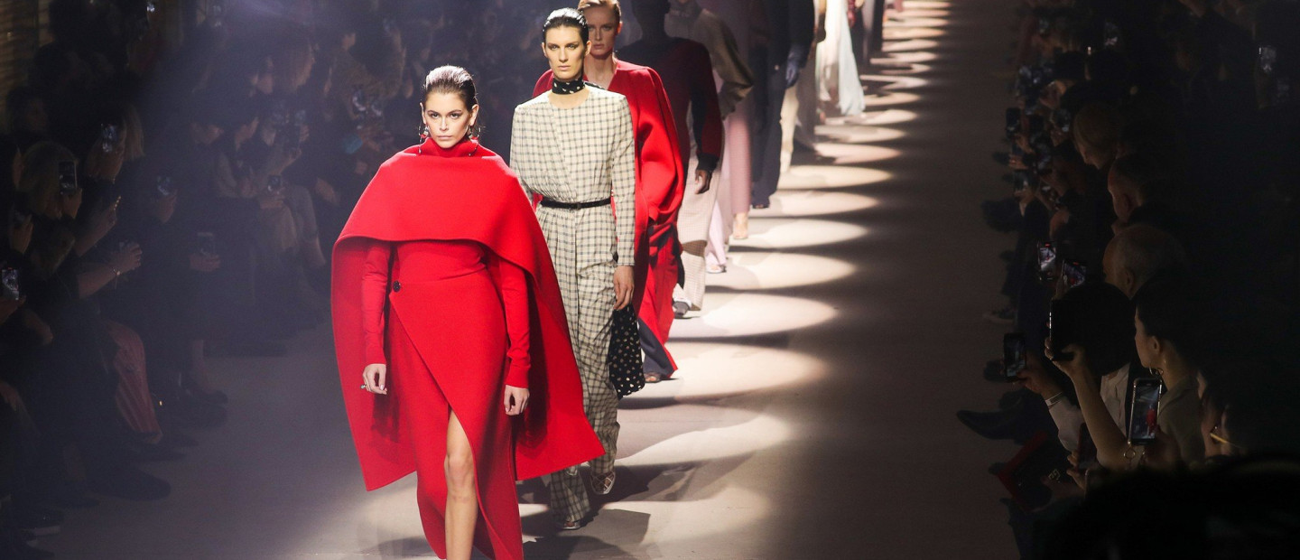 Τα χρώματα που θα φορέσουμε φέτος το φθινόπωρο όπως παρουσιάστηκαν στα shows των μεγάλων σχεδιαστών 