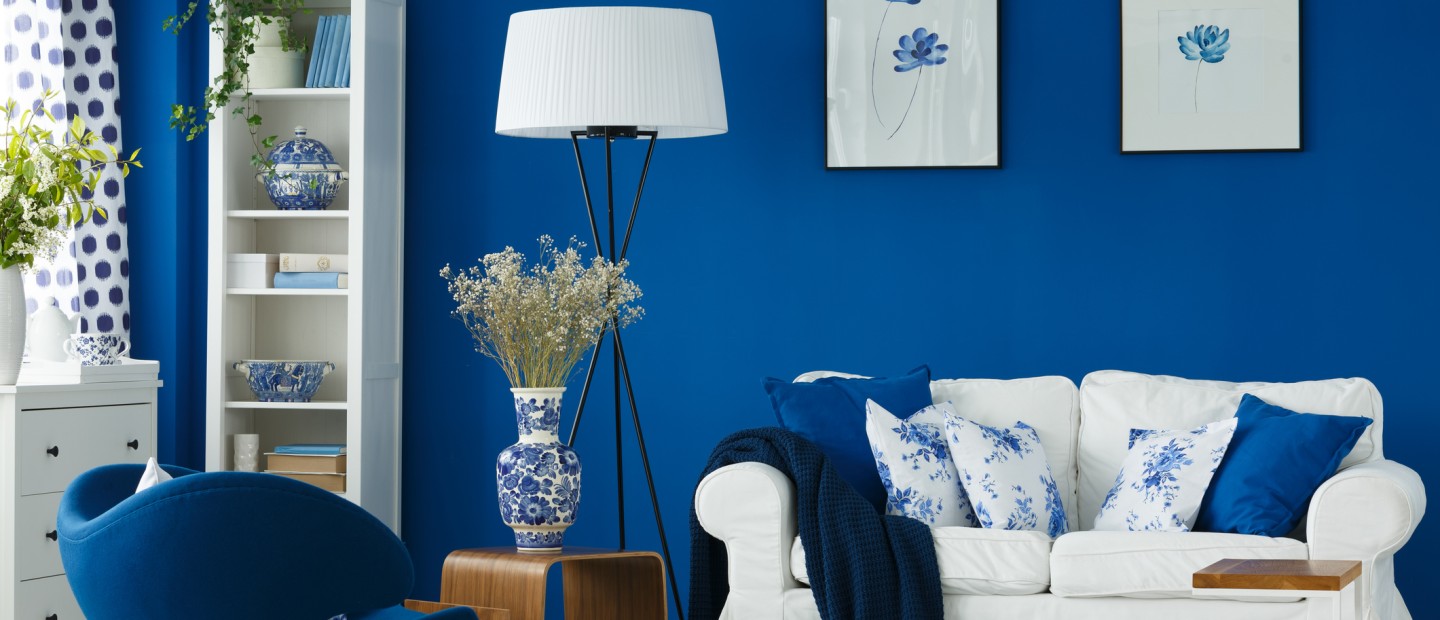 Electric Blue: Το χρώμα της φετινής χρονιάς που θα πρωταγωνιστήσει σε κάθε γωνιά της κατοικίας σας