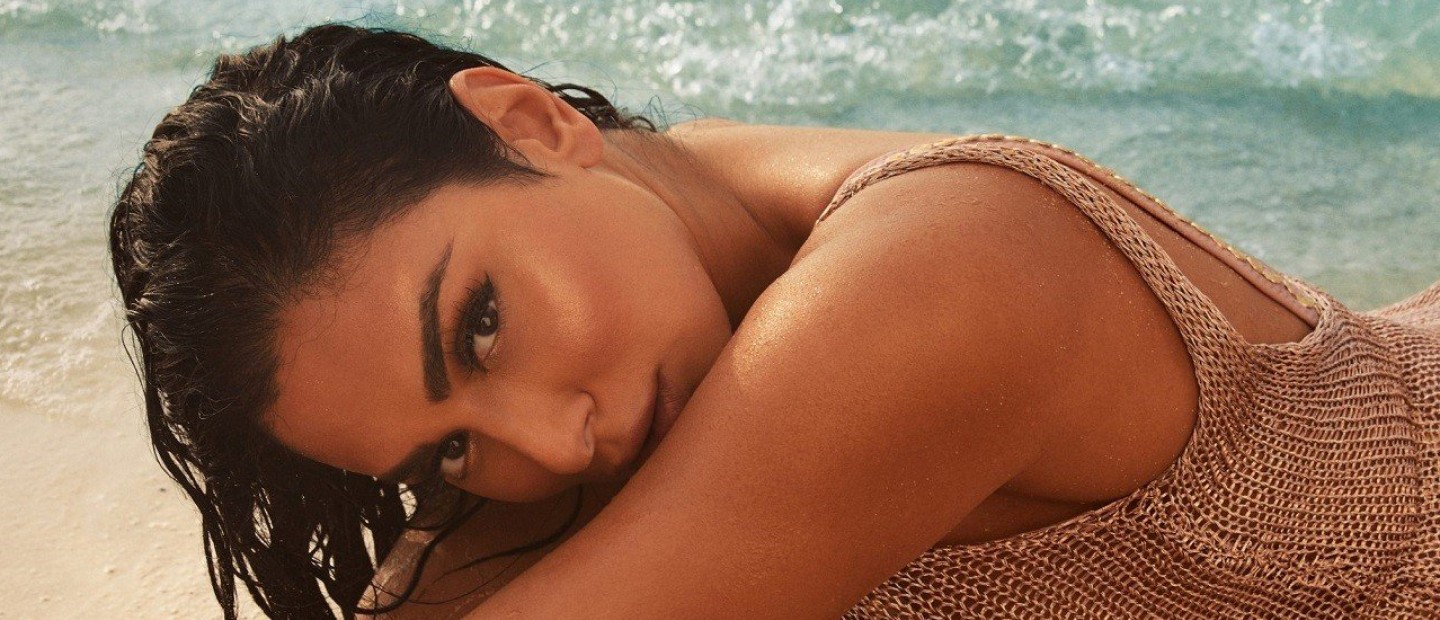 Απολαύστε τη διάσημη makeup artist κι επιχειρηματία, Huda Kattan, σε μια αποκαλυπτική συνέντευξη