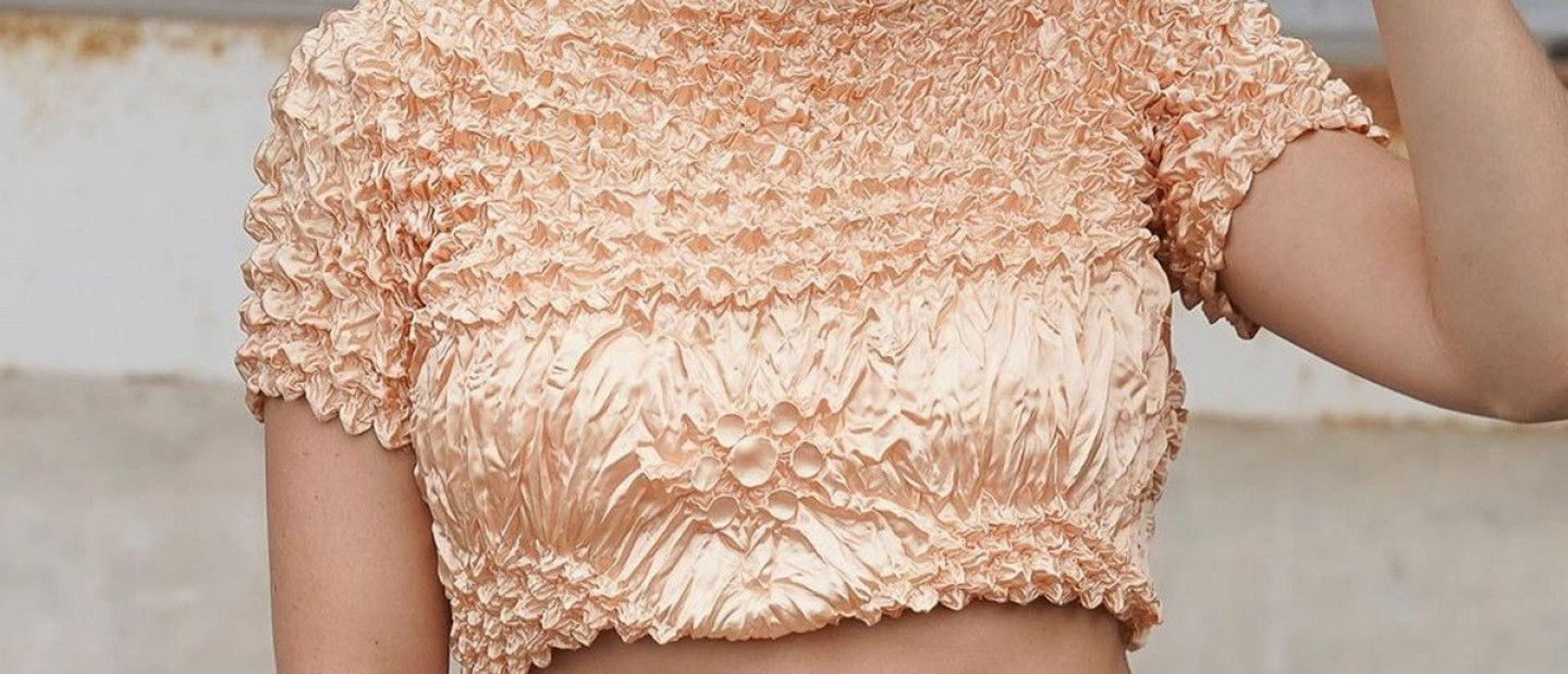 Popcorn shirt: Μία από τις πιο αμφιλεγόμενες τάσεις των '90s που επιστρέφει 