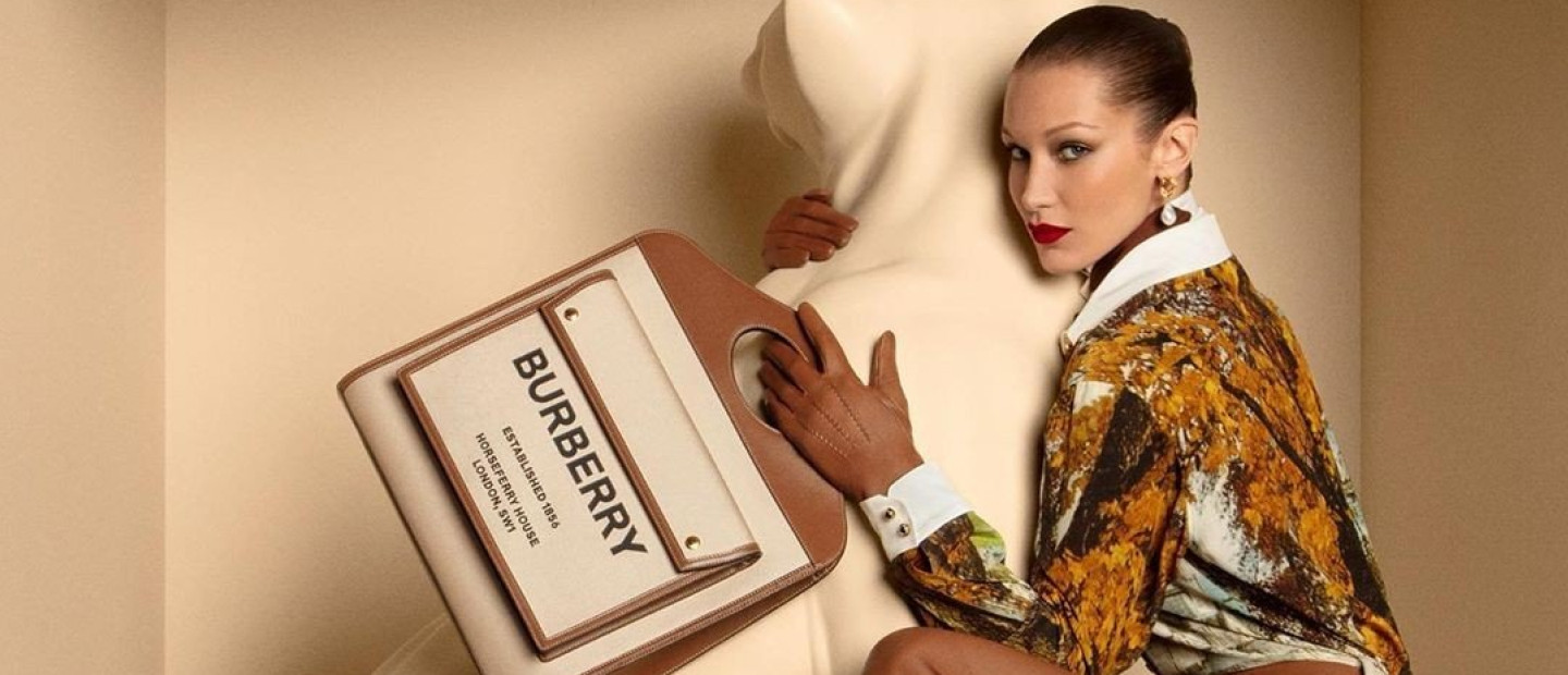 Η Bella Hadid πρωταγωνιστεί στην πρώτη bag campaign του οίκου Burberry & όλες οι τελευταίες εξελίξεις στον χώρο της μόδας