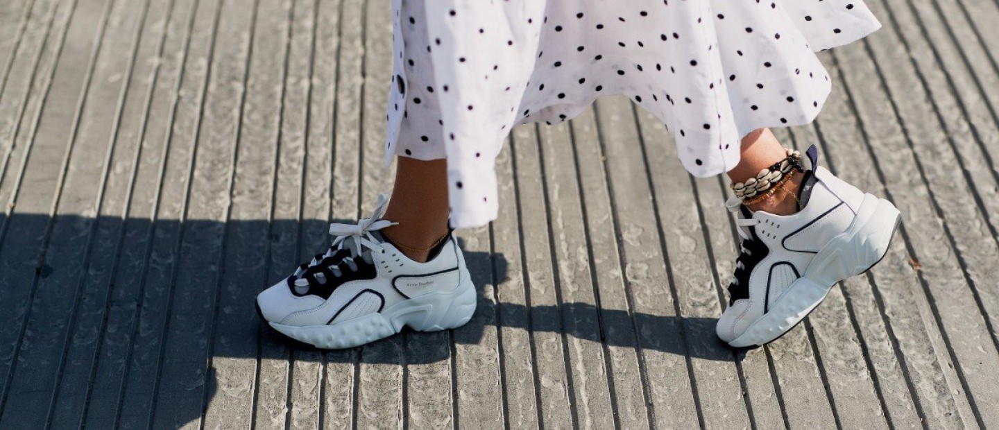 Dress & Sneakers: Οι 6 πιο fashionable συνδυασμοί για εμφανίσεις γεμάτες άνεση και στιλ 