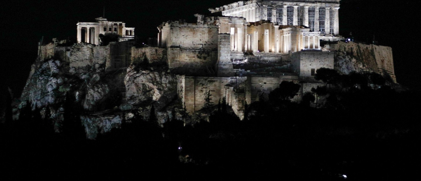 Αθήνα: Η Ακρόπολη πλημμύρισε με το νέο εντυπωσιακό φως σε μια πραγματικά κατανυκτική τελετή 