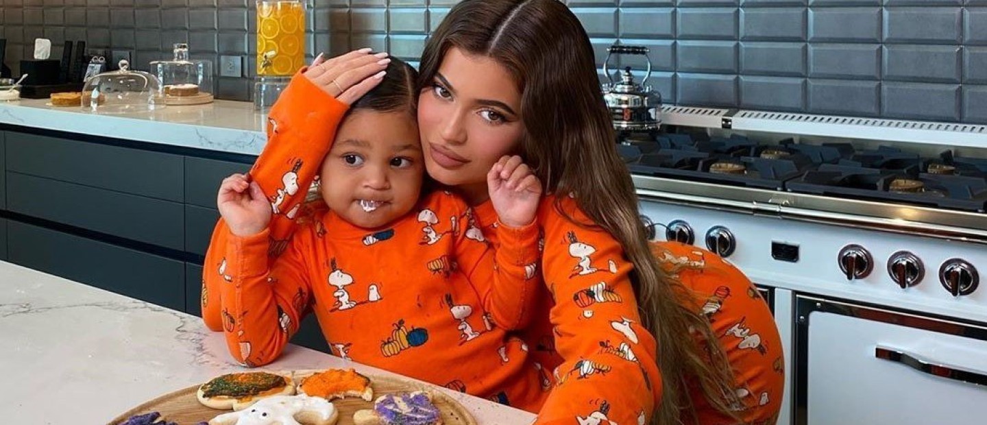 Η Kylie Jenner έφτιαξε την πιο εύκολη & γρήγορη συνταγή για Halloween cookies μαζί με την κόρη της, Stormi