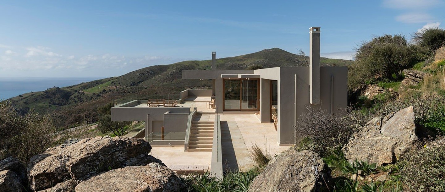 Μια πέτρινη κατοικία στη Νότια Κρήτη με θέα στο πανέμορφο μεσογειακό τοπίο