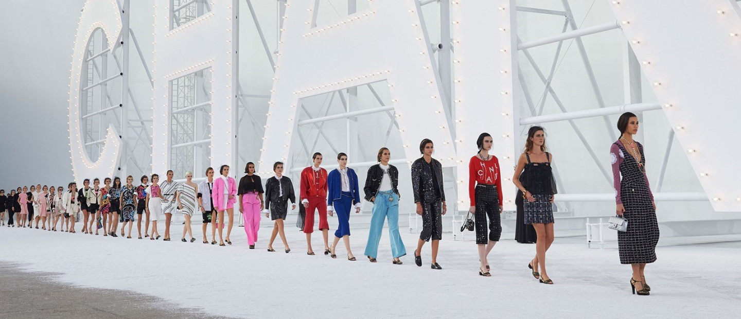 Οι οίκοι Louis Vuitton & Chanel έφεραν καλλιτεχνικό αέρα και Nouvelle Vague αισθητική στην τελευταία ημέρα της Εβδομάδας Μόδας στο Παρίσι 