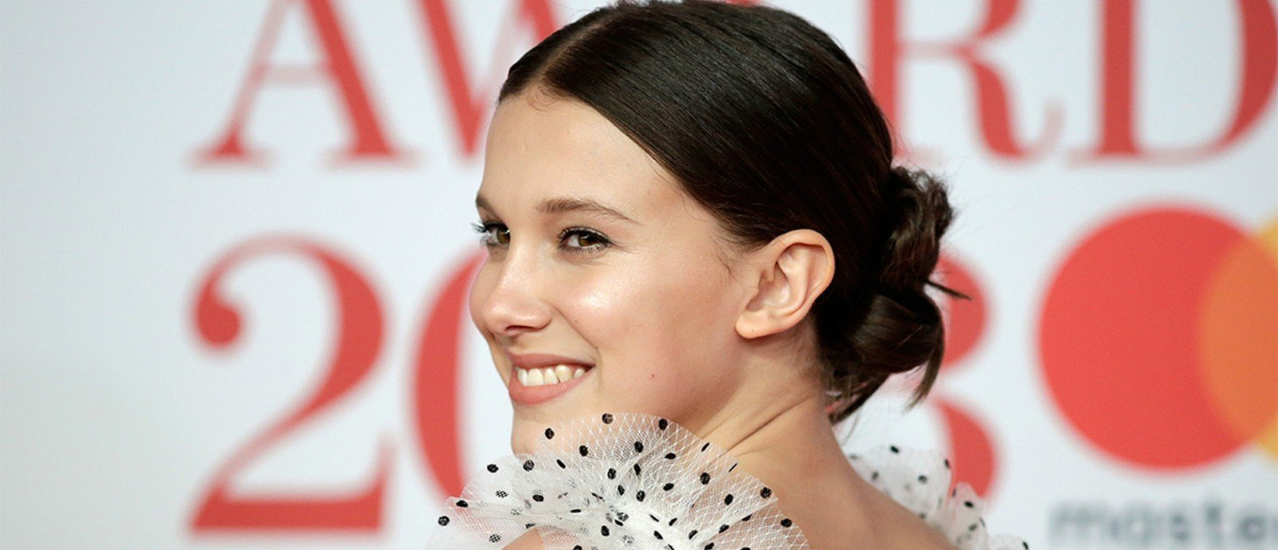 Οι ηθοποιοί Millie Bobby Brown & Louis Partridge τραγουδούν αποσπάσματα από τα αγαπημένα τους κομμάτια σε μια διαφορετική διαδικτυακή συνάντηση 