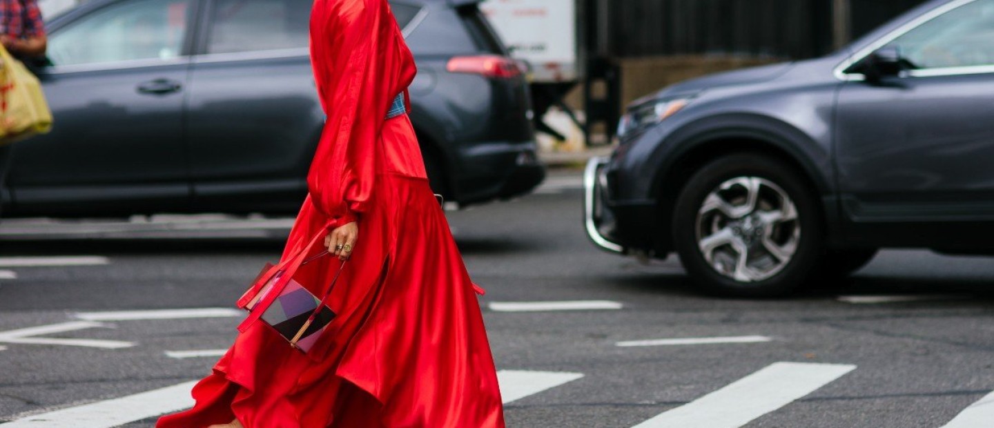 Period red: Όλοι οι stylish τρόποι για να φορέσετε τη νέα απόχρωση της Pantone  